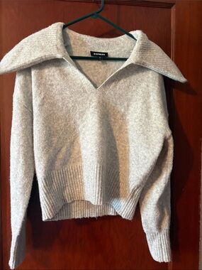 Express Women's Light Cream V-Neck Collared Sweater